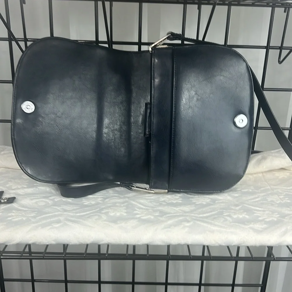 EUC VINTAGE NAVY LEATHER SHOULDER BAG WITH SHINY GOLD HARDWARE. Adjustable Strap - Picture 9 of 11